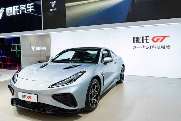 佛山173哪吒汽车在智能汽车领域的表现，领途汽车在新能源汽车市场中的影响力